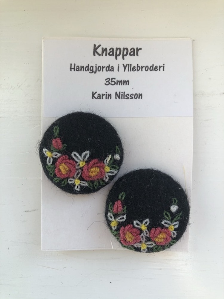 2 st Broderade knappar i yllebroderi