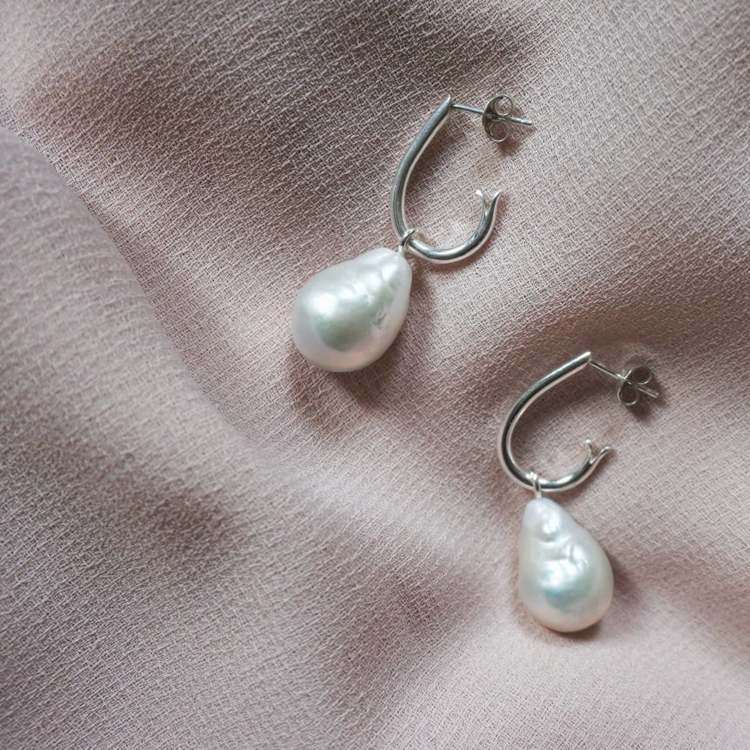 "Drop Hoops" i silver med stora barocka sötvattenspärlor