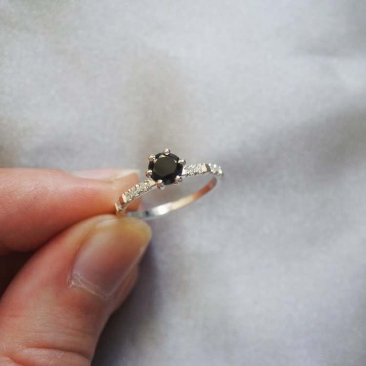 "North Star Sparkle" 18K guldring med en 0.70ct svart diamant och 10st små vita diamanter