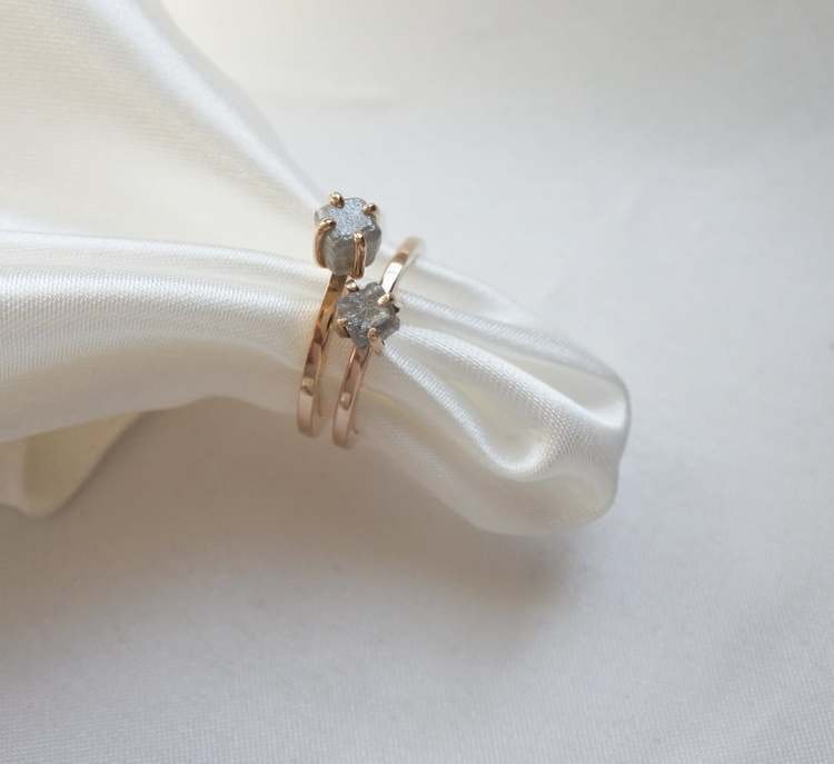 "Raw" ring in gold with a cubic raw diamond