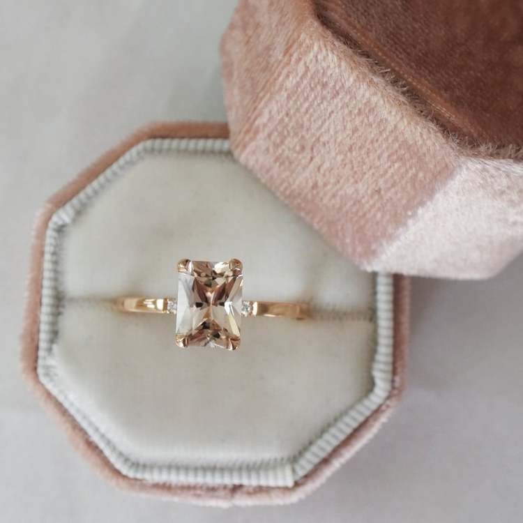 "Radiant XL" ring in gold with a champagne morganite and two small diamonds