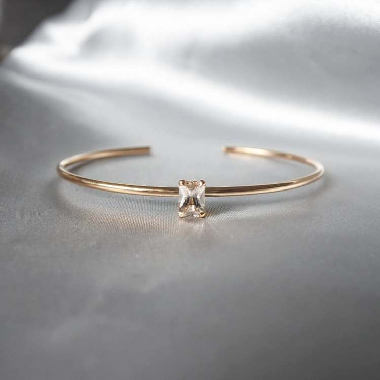 "Radiant" bangle in silver or gold with a champagne morganite