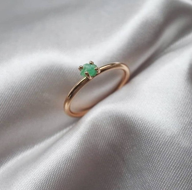 "Minnesund" ring in gold with a raw emerald found in Minnesund, Norway
