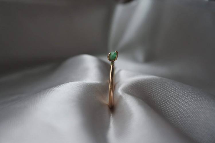 "Minnesund" ring in gold with a raw emerald found in Minnesund, Norway