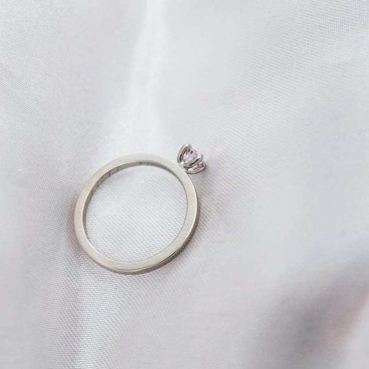 "Vega" ring med en 4mm vit safir