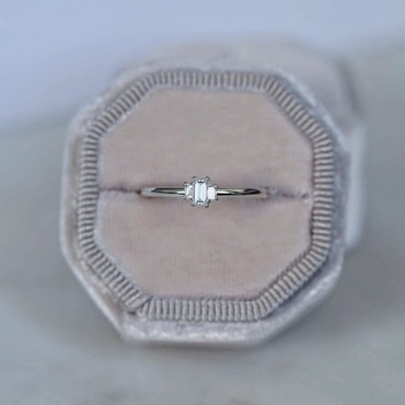 "Artemis" ring with baguette cut diamonds