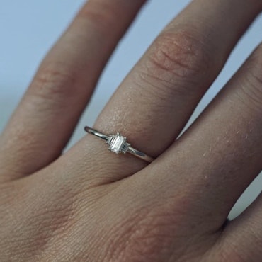 "Artemis" ring med baguetteslipade diamanter