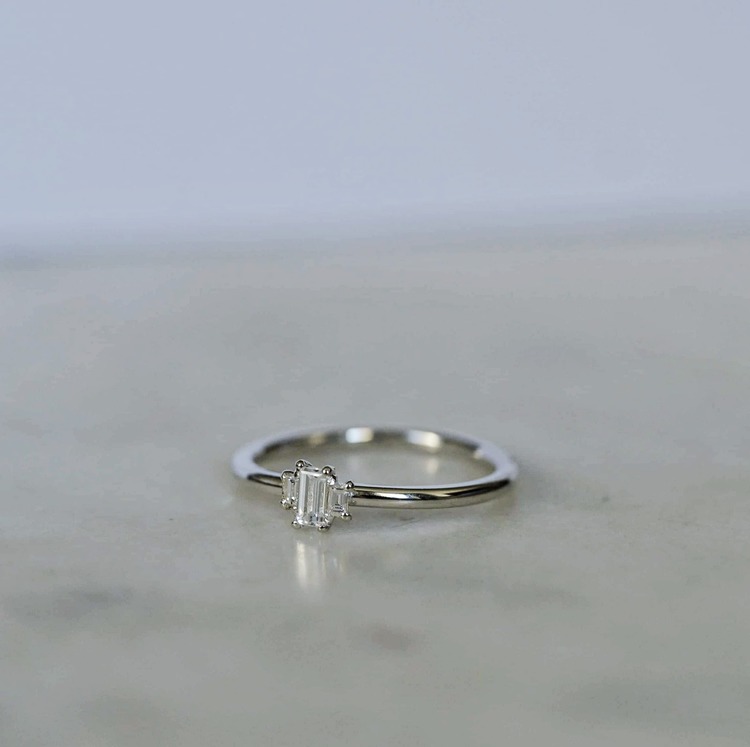 "Artemis" ring with baguette cut diamonds