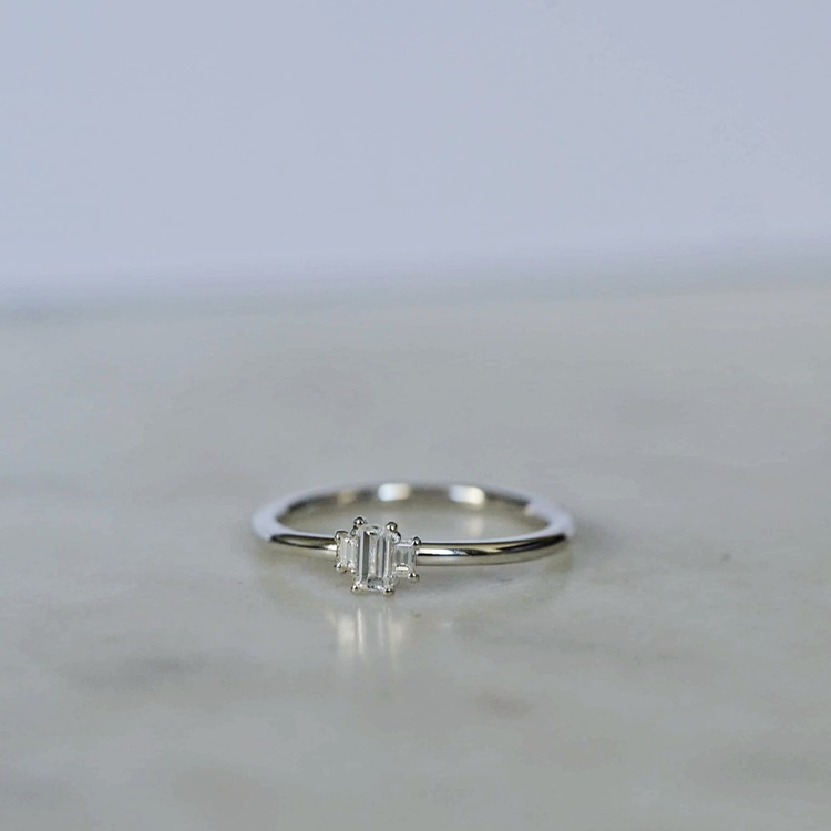 "Artemis" ring with baguette cut diamonds