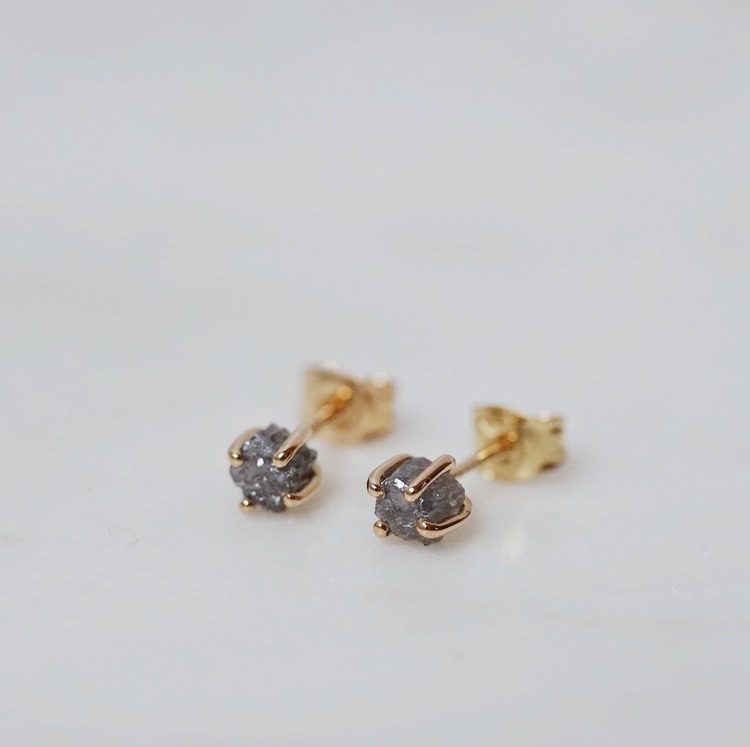 "Raw" earrings in gold with cubic raw diamonds