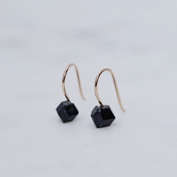 "Abisko" earrings in gold with raw garnet crystals