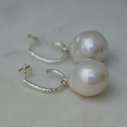 Drop hoops with a hammered surface with white baroque freshwater pearl pendants