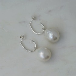 Drop hoops with a hammered surface with white baroque freshwater pearl pendants