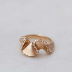 "Flow" ring in gold with diamonds