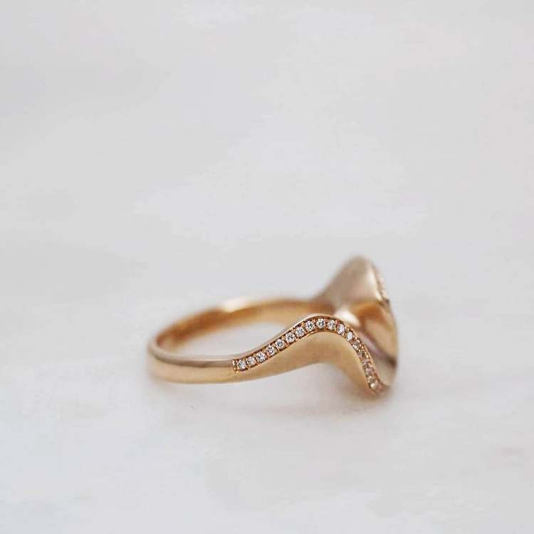"Flow" ring in gold with diamonds
