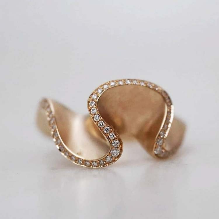 "Flow" ring in gold with diamonds