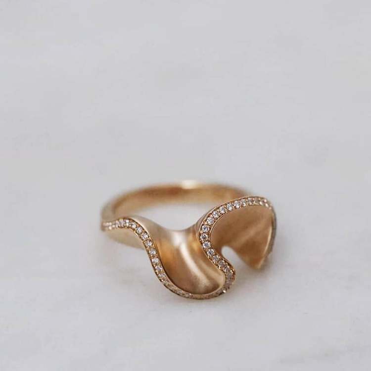 "Flow" ring in gold with diamonds