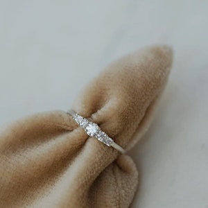 "Ester" Ring with W/SI diamonds in gold