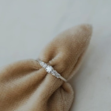 "Ester" Ring with W/SI diamonds in gold
