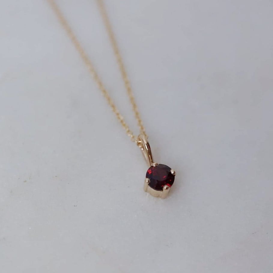 "Ångermanland" pendant in gold with a garnet found in Ångermanland