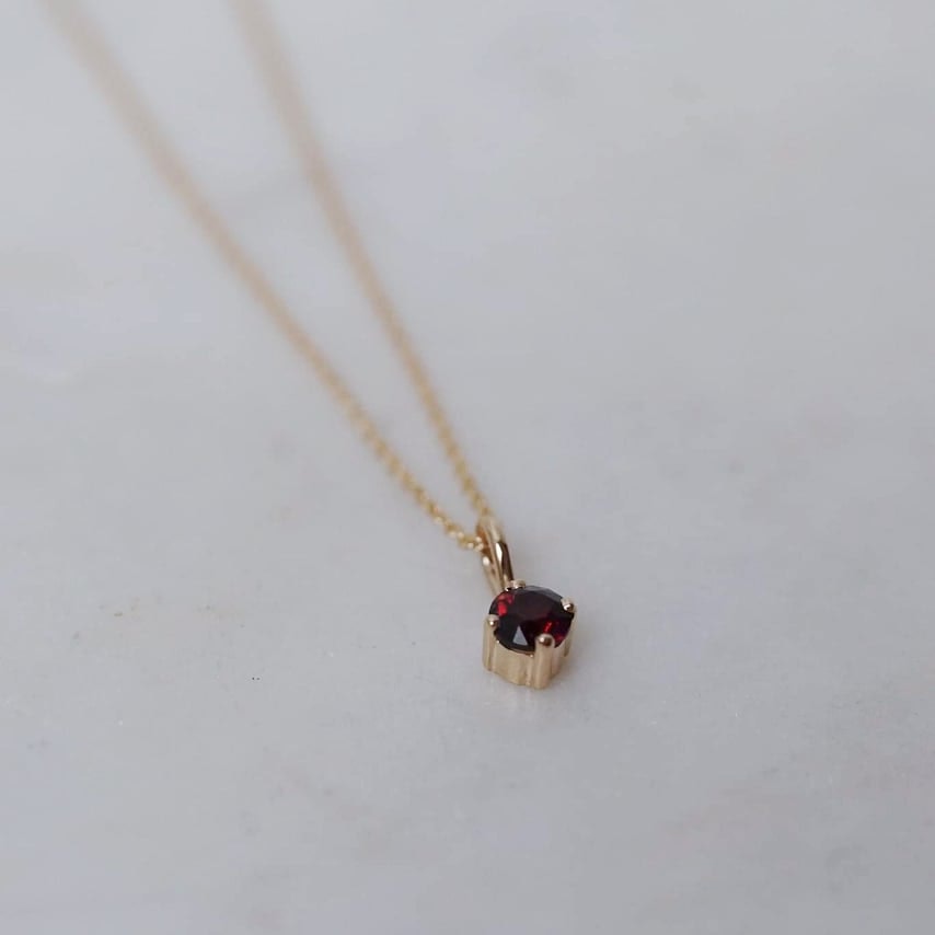 "Ångermanland" pendant in gold with a garnet found in Ångermanland