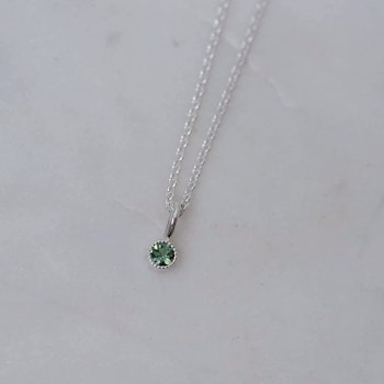 "Twinkle" pendant in silver med en grön turmalin
