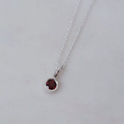 "Twinkle" pendant in silver with a red garnet