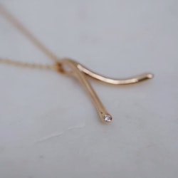 "Wishbone" ring holding pendant in gold with diamonds