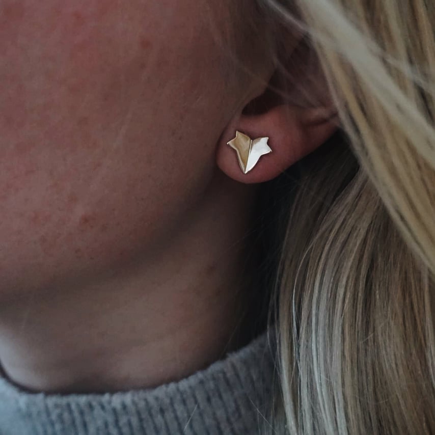 "Murgröna" earrings in gold