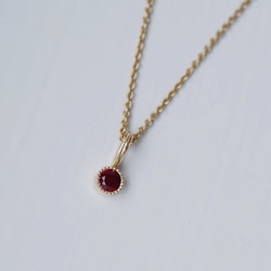"Twinkle" pendant in gold with a ruby