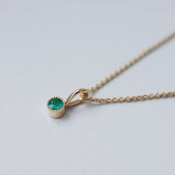 "Twinkle" pendant in gold with an emerald