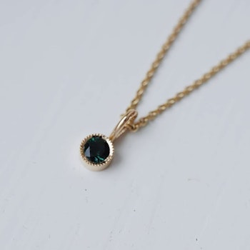 "Twinkle" pendant in gold with a dark green tourmaline