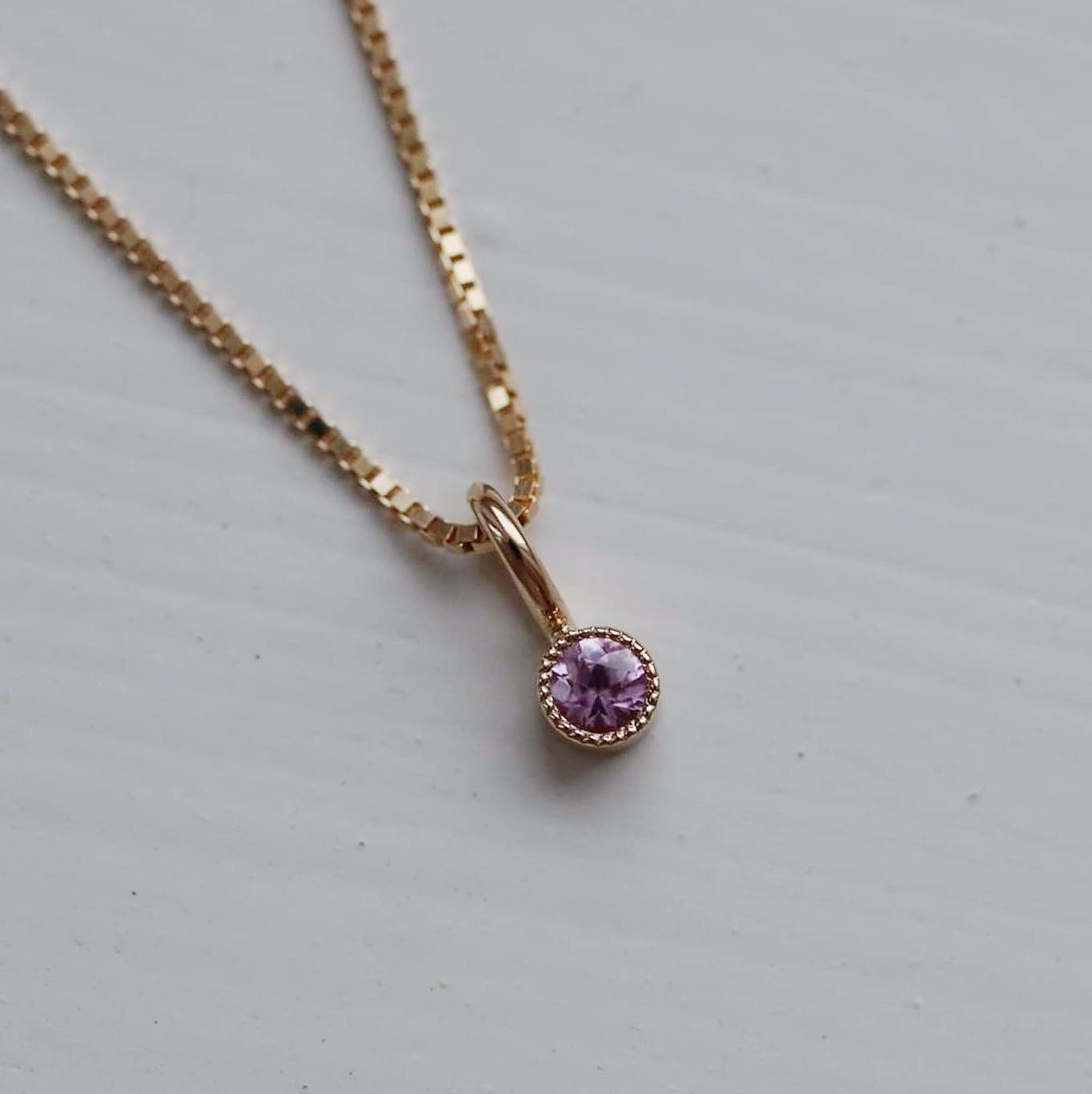 "Twinkle" pendant in gold with a light pink sapphire