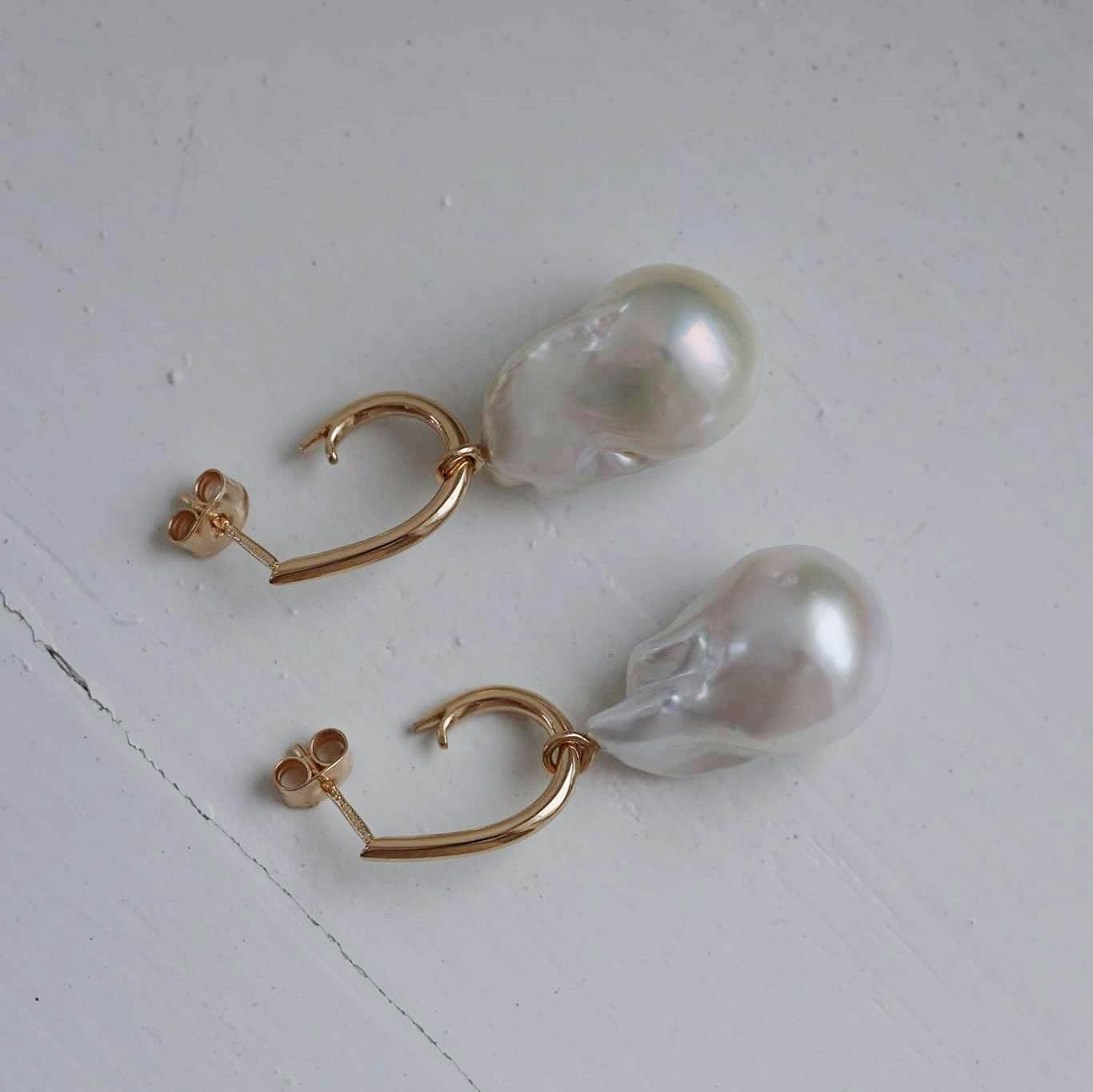 "Drop hoops" in gold with big white baroque freshwater pearl