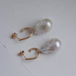 "Drop hoops" in gold with big white baroque freshwater pearl