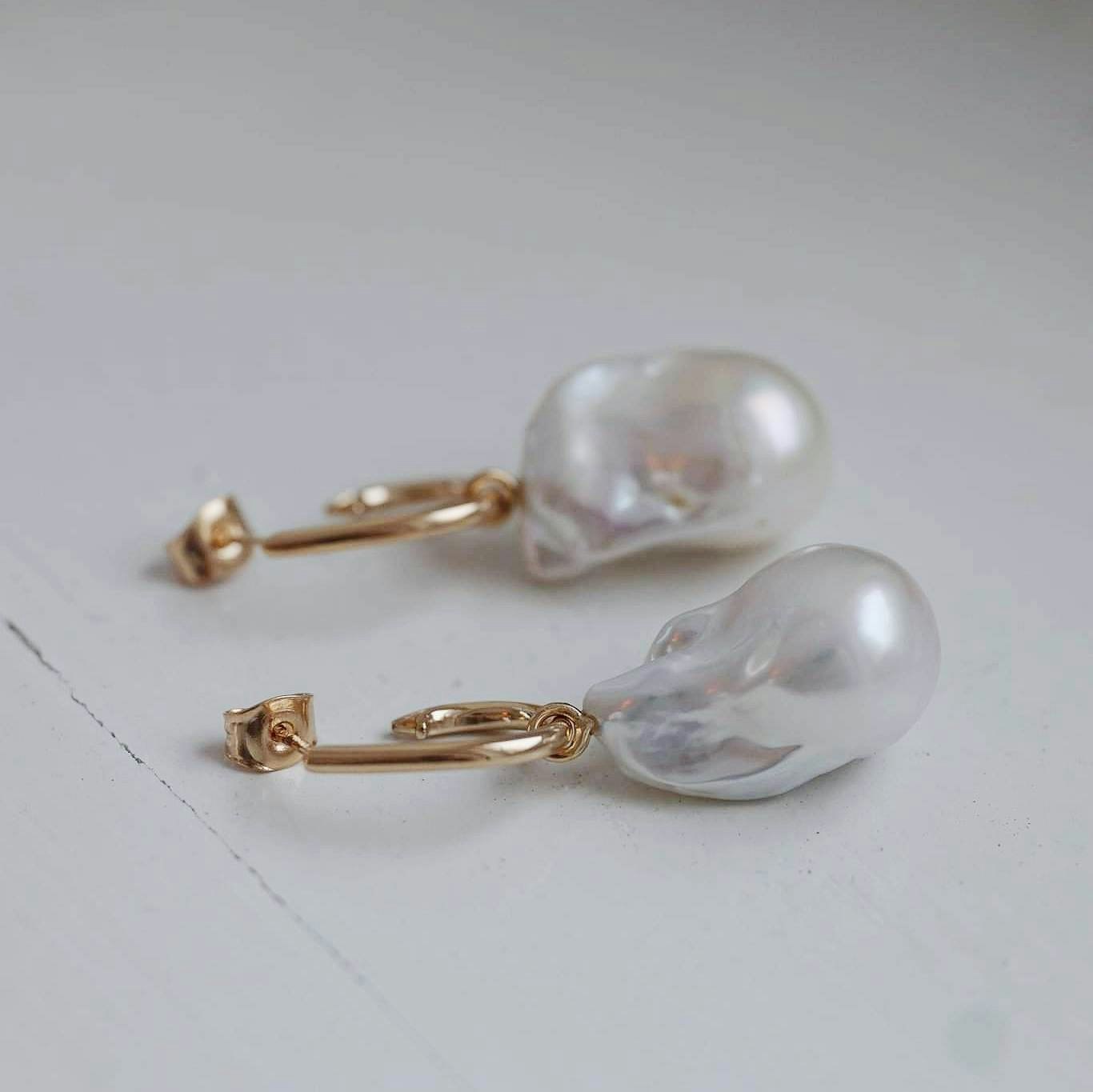 "Drop hoops" in gold with big white baroque freshwater pearl