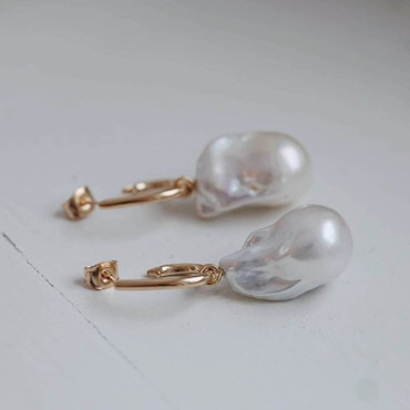 "Drop hoops" in gold with big white baroque freshwater pearl