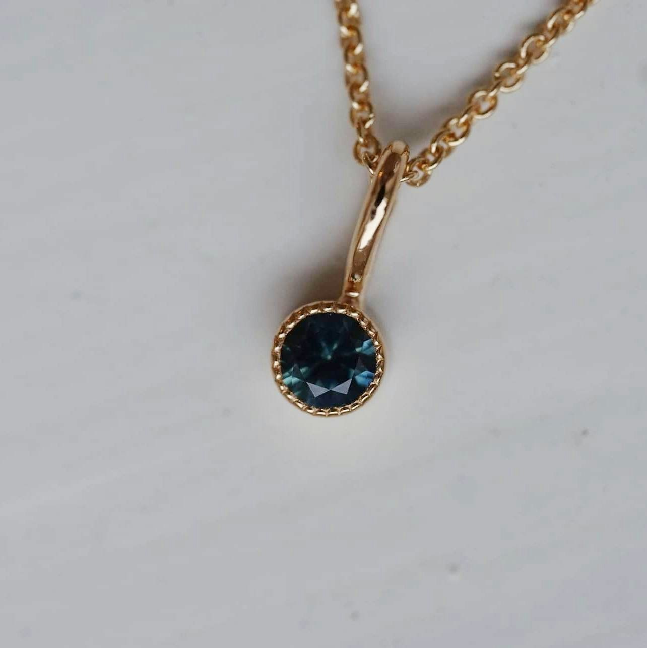 "Twinkle" pendant in gold with a multicolored sapphire