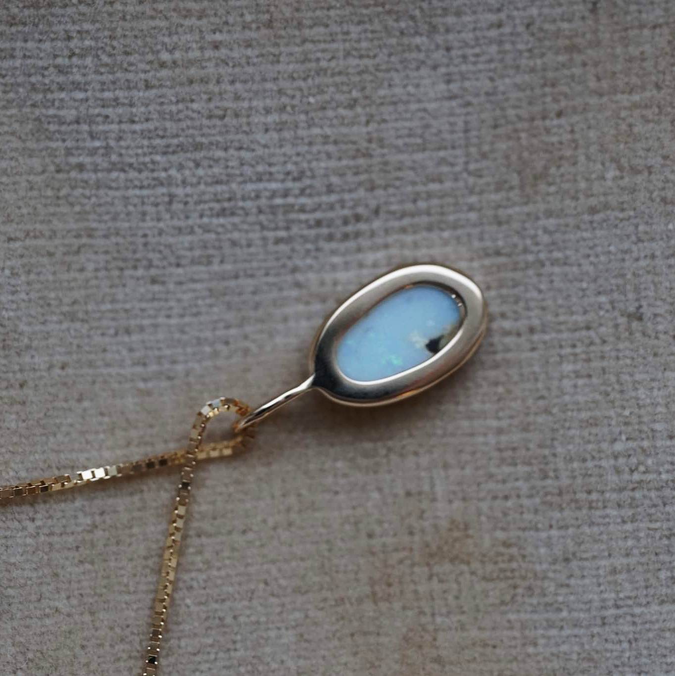 "Opal" pendant in gold