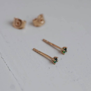 "Stellar" Earstuds in 18K gold with chrome green tourmalines