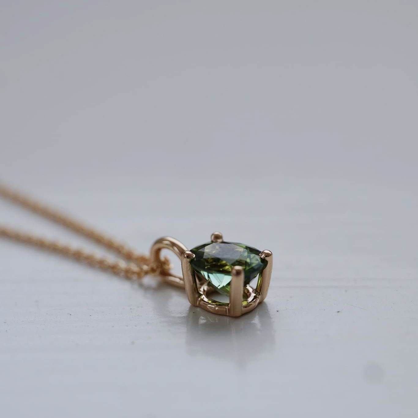 Oval tourmaline pendant in gold