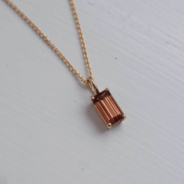 Brownish pink Zirkon pendant in gold