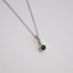 "Twinkle" hänge i silver med en grön turmalin
