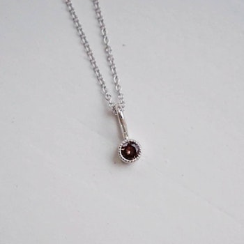 "Twinkle" pendant in silver with an malaya garnet