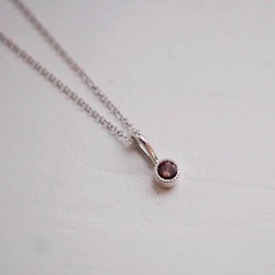 "Twinkle" pendant in silver with an malaya garnet