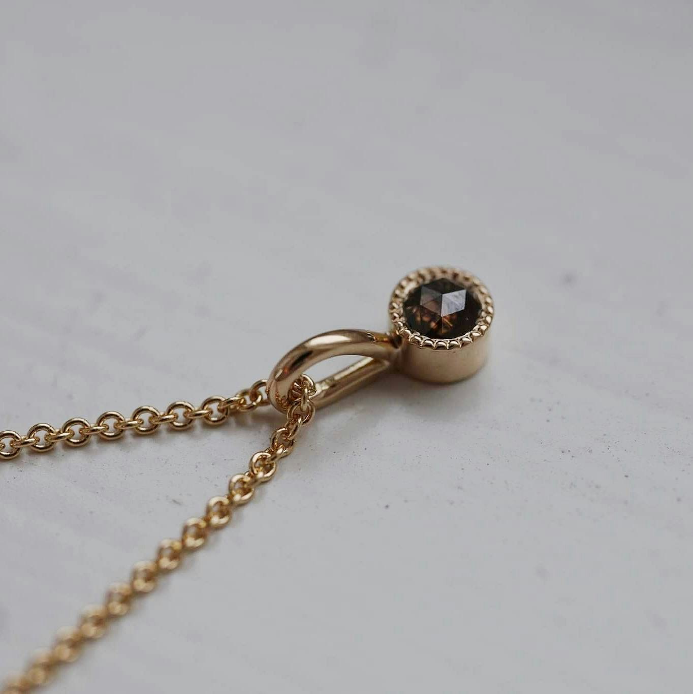 "Twinkle" hänge i guld med en rosenslipad brun diamant