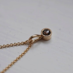 "Twinkle" hänge i guld med en rosenslipad brun diamant