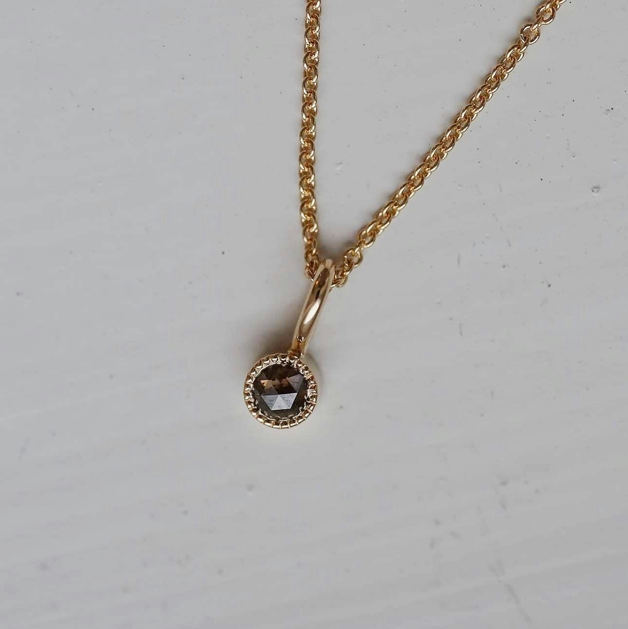 "Twinkle" pendant in gold with a rosecut brown diamond