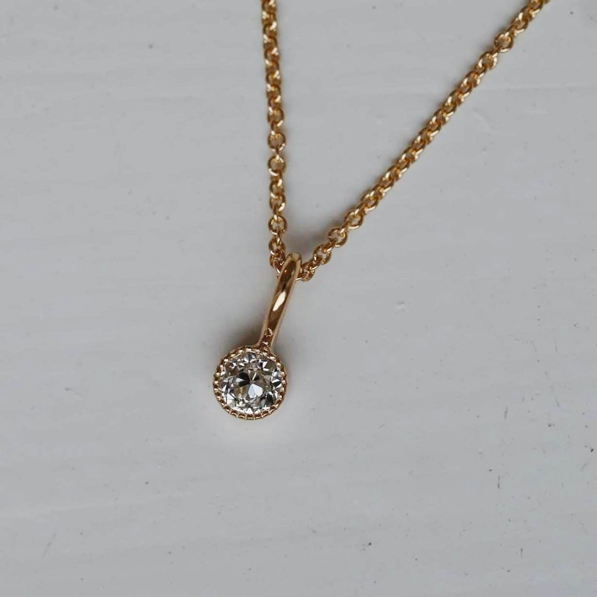 "Twinkle" pendant in gold with an 0.41ct old european cut diamond