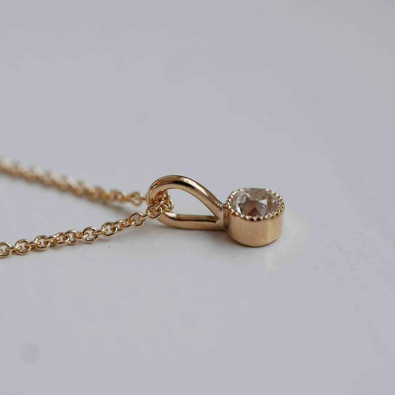 "Twinkle" pendant in gold with an 0.41ct old european cut diamond